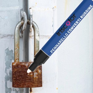 Pennarello blu t.b.t. applicato su una chiusura arrugginita.