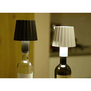 Luci decorative da esterni t.b.t. in bianco e nero su bottiglie di vino.