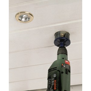Set di seghe a tazza in uso: Forare un foro in un soffitto con una sega a tazza (25-62mm).