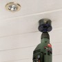 Set di seghe a tazza in uso: Forare un foro in un soffitto con una sega a tazza (25-62mm).