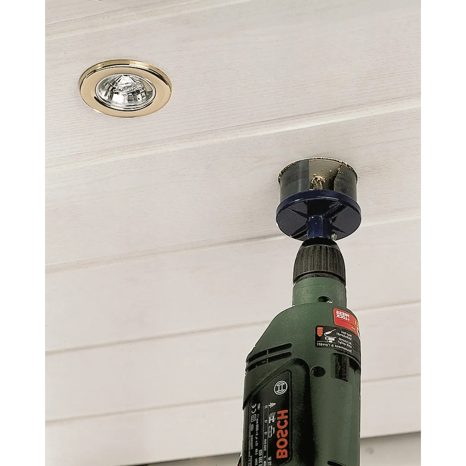 Set di seghe a tazza in uso: Forare un foro in un soffitto con una sega a tazza (25-62mm).