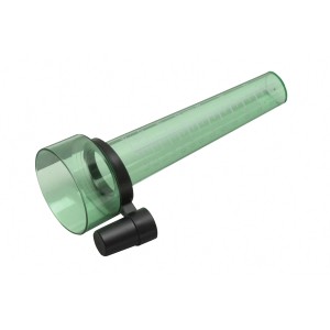 Pluviometro verde in plastica con supporto per misurare le precipitazioni in giardino.