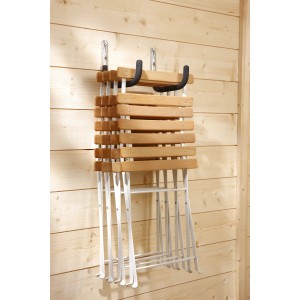 Sedie pieghevoli impilate appese a un gancio a muro. Soluzione salvaspazio.