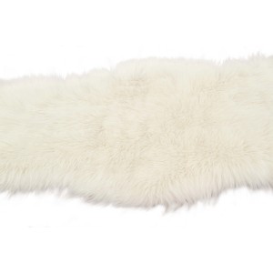 Tappeto a pelo lungo bianco e soffice