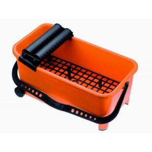 Secchio per pittura arancione con rullo per lavori di pittura.