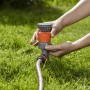 Irrigatore a cerchio Gardena Comfort Vario su picchetto regolato su prato in giardino.