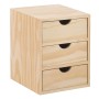 Piccola cassettiera in legno chiaro con tre cassetti. Ideale per riporre oggetti.