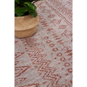 Dettaglio di un tappeto da esterno con motivo terracotta. Ideale per terrazzi e balconi.