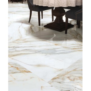 Eleganti piastrelle per pavimenti effetto marmo posate in una sala da pranzo.