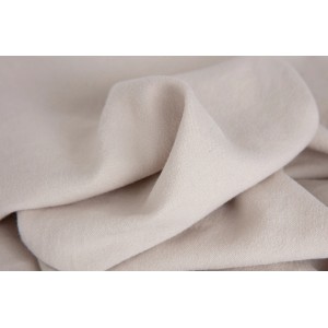 Primo piano di un tessuto beige t.b.t. per tende a vetro.