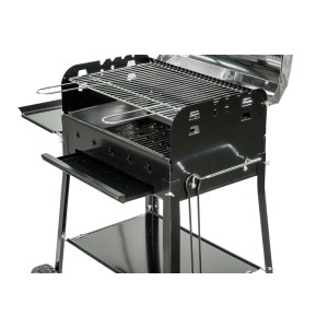 Barbecue a carbone nero con ripiani e griglia.
