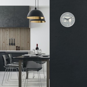 Orologio da cucina grigio con coltello, forchetta e cucchiaio. Orologio da parete per la cucina.