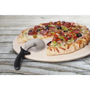 Tagliapizza Char-Broil con pizza su pietra refrattaria. Rotella tagliapizza in acciaio inox con manico nero.