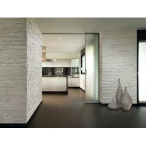 Rivestimento murale in pietra chiara in ambiente moderno con cucina.