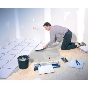 Piastrellista al lavoro con tagliapiastrelle e rotella di ricambio LUX in metallo duro Classic.