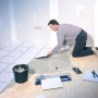 Piastrellista al lavoro con tagliapiastrelle e rotella di ricambio LUX in metallo duro Classic.