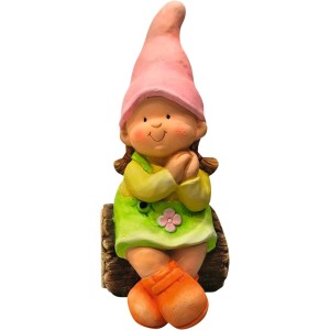 Figura decorativa da giardino: bambina con cappello rosa seduta su un tronco.