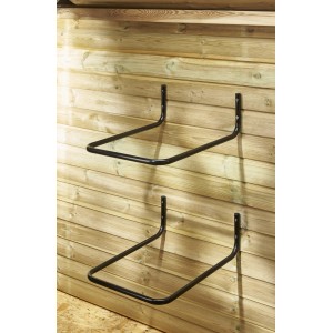 Due staffe di supporto nere t.b.t. per tutori su una parete di legno.