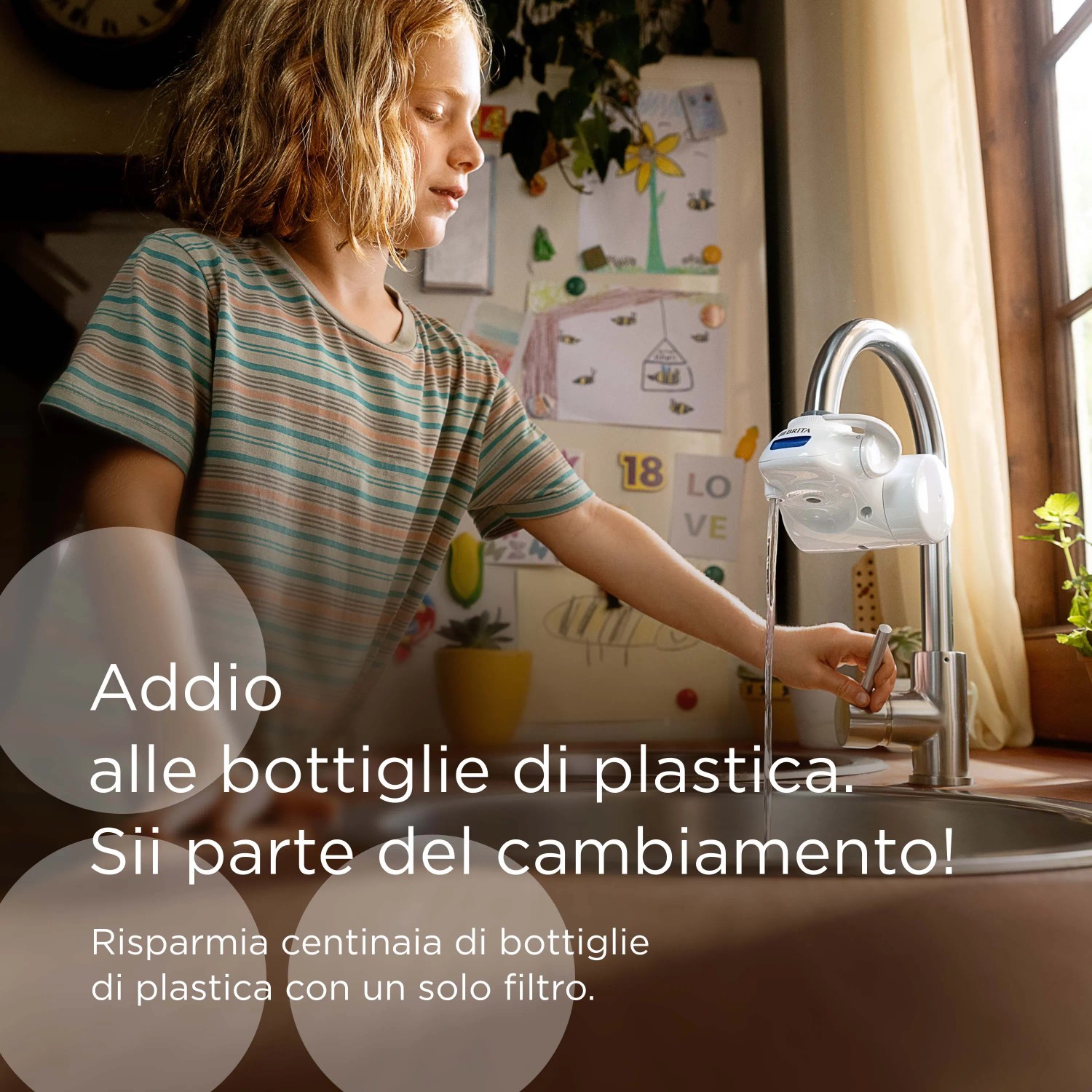 Rubinetto da cucina con filtro acqua t.b.t. in uso.