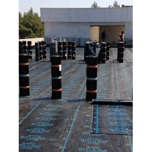 Membrane bituminose t.b.t. installate su un tetto, rotoli pronti.