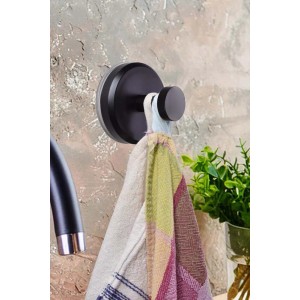 Gancio portasciugamani nero con strofinaccio colorato su una parete.