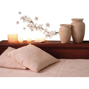 Adesivi murali decorativi t.b.t. con ramo fiorito, vasi e candele in una camera da letto.