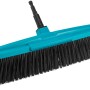 Scopa da esterno Gardena Combisystem con supporto blu e setole nere.