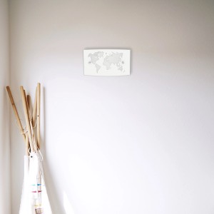 Applique LED da interno bianca con mappa del mondo decorativa.