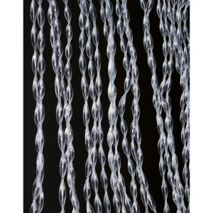 Tenda per porta t.b.t. trasparente con fili intrecciati su sfondo nero.