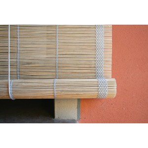 t.b.t. Tenda a rullo in bambù, parzialmente arrotolata.