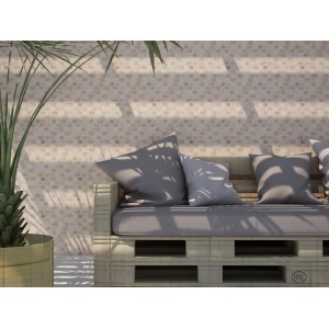 Piastrelle mosaico beige su parete dietro mobili pallet con cuscini e pianta.