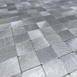 Primo piano: Mosaico t.b.t. argentato con effetto metallo spazzolato.