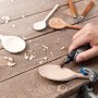 Dremel Stylo+ multiutensile che intaglia un cucchiaio di legno.