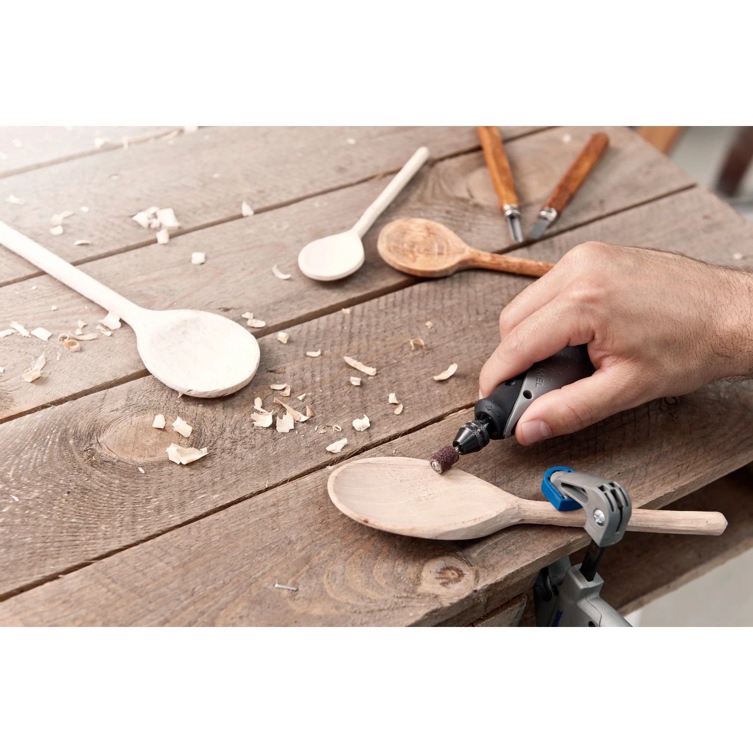 Dremel Stylo+ multiutensile che intaglia un cucchiaio di legno.
