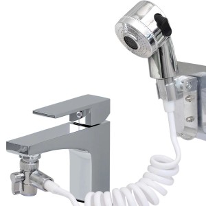 Rubinetto cromato con doccetta e tubo flessibile per bagno o cucina.