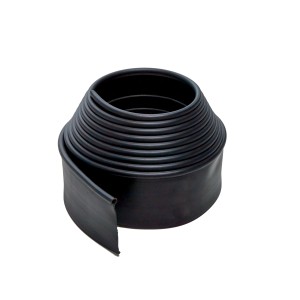 Bordura per prato nera t.b.t. arrotolata, per il design del giardino e come bordura.