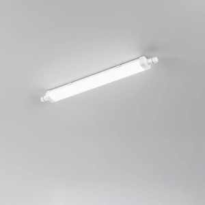 Plafoniera LED t.b.t. bianca montata su un soffitto.