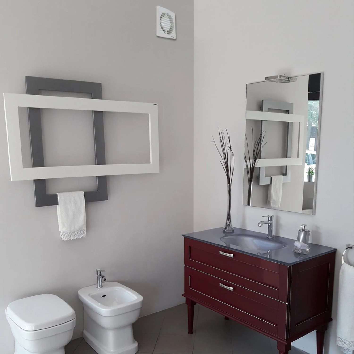 Bagno con aeratore a parete t.b.t., mobile bagno e WC.