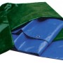 Teloni di protezione blu e verdi con occhielli per il fissaggio. Protezione dagli agenti atmosferici.