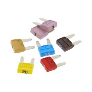 Fusibili ATO di vari colori per impianti elettrici auto con diversi valori di ampere.