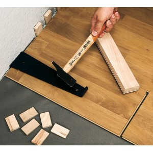 Cunei di montaggio LUX in legno di faggio utilizzati per la posa di laminato.