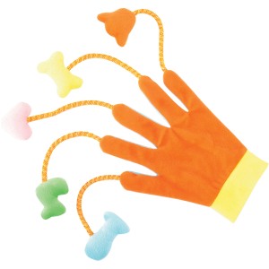 Guanto arancione per gatti con pendenti colorati.