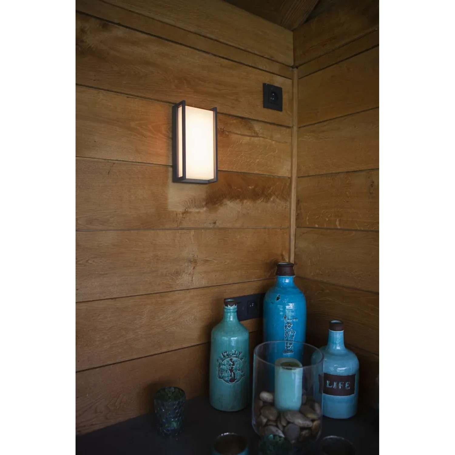 Moderna applique da esterno a LED Lutec Qubo color antracite con luce bianca calda.