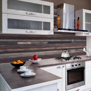 Paraschizzi cucina t.b.t. in pannelli di legno nei toni del marrone e del grigio dietro un fornello.