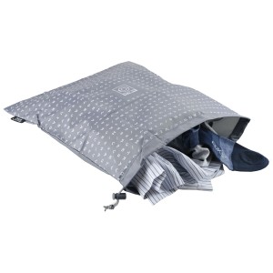 Sacco/organizer per biancheria grigio con motivo a lettere, pieno di vestiti.