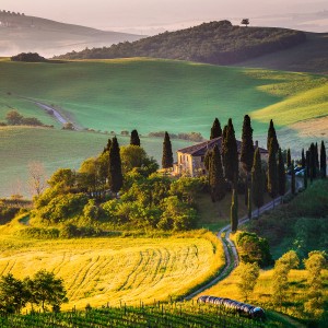 Paesaggio con casale toscano, cipressi e colline verdi. Motivo Quadri.
