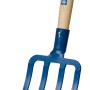 Forca t.b.t. blu con manico in legno per la lavorazione del terreno.