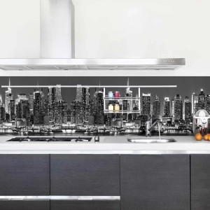 Paraschizzi t.b.t. con skyline in bianco e nero dietro un moderno mobile da cucina.