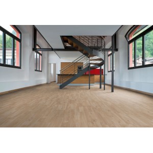 Pavimento laminato chiaro in una stanza con scala a chiocciola. Il laminato crea un'atmosfera calda.