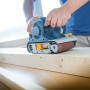Nastro abrasivo LUX Classic K120 (100x610mm) in uso su legno. Accessorio per levigatrici a nastro.
